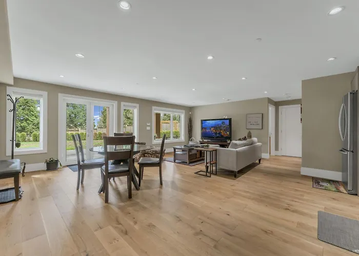 West Vancouver Hotels with a View