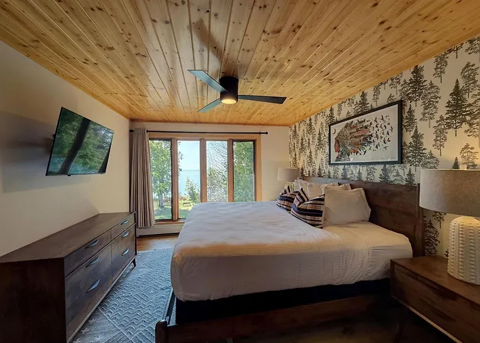 Grand Marais Hotels with a View