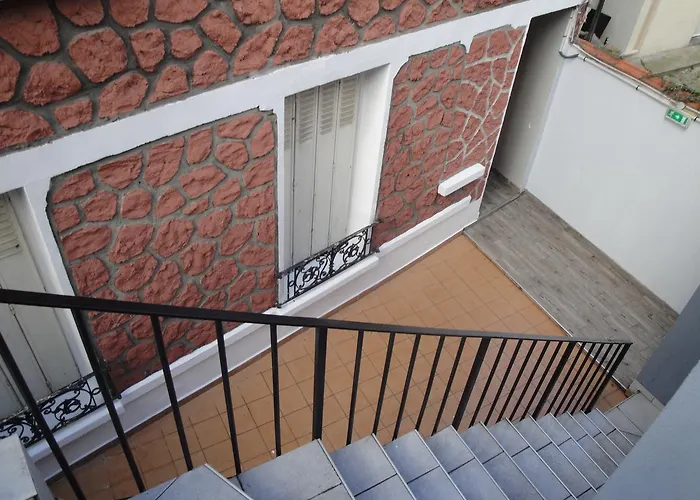 Montreuil (Seine-Saint-Denis) Hotels with a View